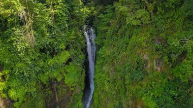 İHA saldırısı Kapas Biru Şelalesi 90 metre yüksekliğinde, Lumajang, Doğu Java 'da saklı bir cennettir. Su çok ağır ve berraktır.