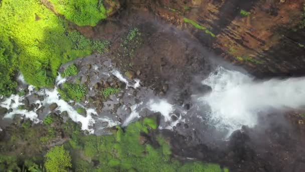 Wodospad z góry na dół. Widok z góry strumienia, woda przepływa przez kamienie. Wodospad skalisty. powietrzny krajobraz góry skaliste kaskady rzeki strumień naturalne malownicze tło obraz — Wideo stockowe