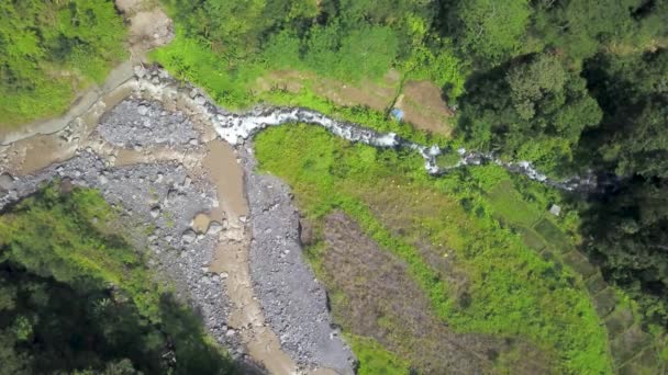 Impresionante vista aérea de la confluencia de dos grandes montañas ríos con diferentes acuarelas, el agua no se mezcla durante mucho tiempo formando una línea de confluencia con agua fangosa y turquesa — Vídeos de Stock