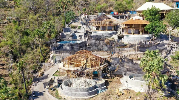 Der Bau von Holzvillen auf der tropischen Insel Bali. Drohnen-Ansicht einer Holzhütte. Haus mit Terrasse zur Erholung. Gestaltung des Geländes rund um das Haus — Stockfoto