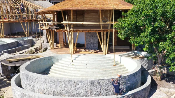 Baustelle, Haus im Bau, Villa-Renovierung. Bau einer Holzvilla mit Swimmingpool — Stockfoto