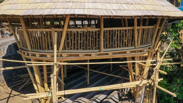 Luftaufnahme von der Drohne des Öko-Holz- und Bambushauses mit Blick auf die Natur — Stockfoto