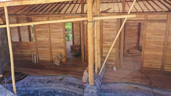 Villa en bois écologique. Construction de maisons de vacances à Bali — Photo