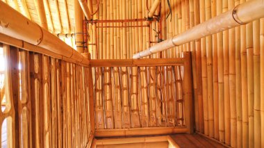 Altın sarısı süslemeli Bambu korkuluğu. Şablon olarak kullanmak için Asya tasarım temalı eğri merdiven