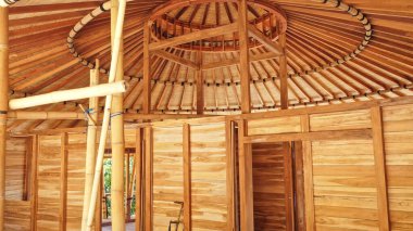 Çerçeve yapım aşamasında. Güneşli bir günde inşaat alanında. Kaplamalı ahşap kaplamalı ev. Kulübenin tadilatı. Evin ahşap tabanı. Evlerden siparişe. Ahşap evlerin üretimi