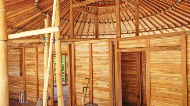 Çerçeve yapım aşamasında. Güneşli bir günde inşaat alanında. Kaplamalı ahşap kaplamalı ev. Kulübenin tadilatı. Evin ahşap tabanı. Evlerden siparişe. Ahşap evlerin üretimi