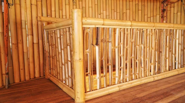 Золотой желтый бамбуковый рейлинг. Изогнутая лестница с азиатской темой дизайна для использования в качестве шаблона — стоковое фото