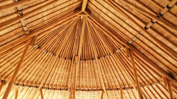 Bambusdach des Hauses in Indonesien. Dach mit Bambusstruktur der Hütte oder des Bauernhauses. Design im tropischen Urlaubsort in Asien. Trockene Pflanzenstruktur mit leichtem Spalthintergrund — Stockfoto