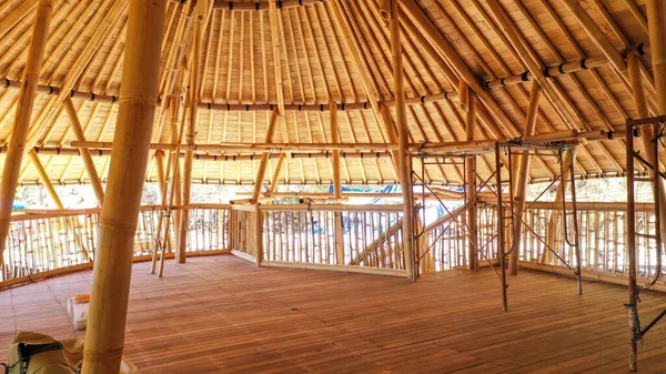 Einer der Restaurants auf Bali, der immer noch Bambus und Reetdächer verwendet — Stockfoto
