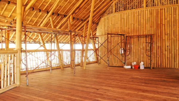 Struktur der Bambushütten. Bambushütte. Bambushütten zum Leben. Der Teil des Daches besteht aus Bambus — Stockfoto