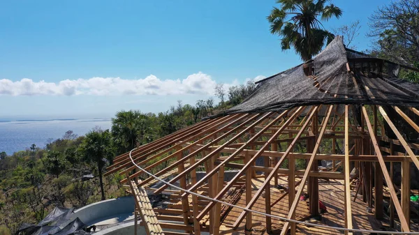 Dachdeckerarbeiten. Holzrahmenbau Hausbau. Architektonische Details im Inneren des Dachgeschosses, Holzdachsystem auf der Baustelle — Stockfoto