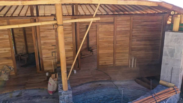 Σκελετός υπό κατασκευή. Το εργοτάξιο είναι ηλιόλουστη μέρα. Σπίτι από πλαστικοποιημένο ξύλο καπλαμά. Αναδιαμόρφωση της αγροικίας. Η ξύλινη βάση του σπιτιού. Σπίτια σε τάξη. Παραγωγή ξύλινων σπιτιών — Φωτογραφία Αρχείου