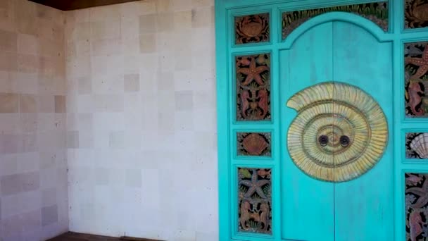 Geschnitzte Holztür mit azurblauer Farbe. Alte Tür eines Gebäudes — Stockvideo