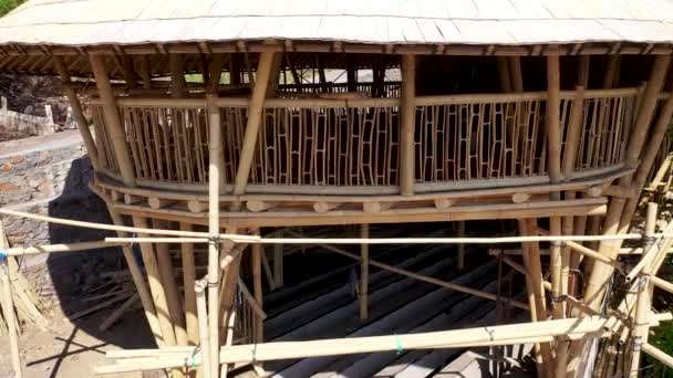 Bambu kulübenin hava drone yapısı. Yaşamak için bambu inşaatı. Çatı bambudan yapılmıştır. Altın sarısı süslemeli Bambu korkuluğu. Şablon olarak kullanmak için Asya tasarımı temalı eğri merdiven — Stok video