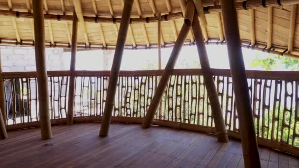 Золотой желтый бамбуковый рейлинг. Изогнутая лестница с азиатской темой дизайна для использования в качестве шаблона — стоковое видео