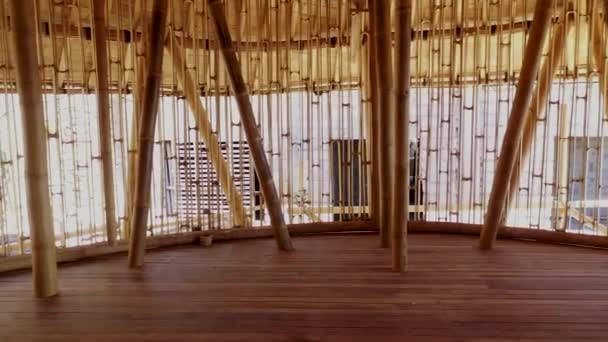 Goldenes gelbes Ziergeländer aus Bambus. Gebogene Treppe mit asiatischem Design als Vorlage — Stockvideo