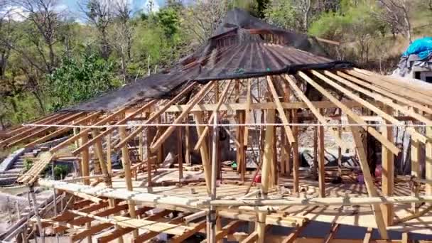 Flygdrönare visa ett timmerhus under uppbyggnad. Detaljerat foto av en trä tak överlappar konstruktion — Stockvideo