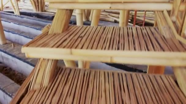 Schodiště bambusu interiérového designu, minimalistický design interiéru ve stylu dekorace, jednoduchý design obytného prostoru — Stock video