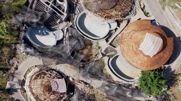 Procesul de construire a vilelor de lemn pe insula tropicală Bali. Vedere dronă a unei cabane din lemn. Casă cu terasă pentru recreere. Design peisagistic al zonei din jurul casei — Videoclip de stoc