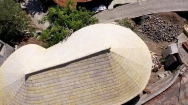 Ahşap kaplamalı bir çatının havadan görünüşü. Çatı katlarını yıpranmış ahşap kiremitlerle kapatın. Tahta doku ve geometrik desenler