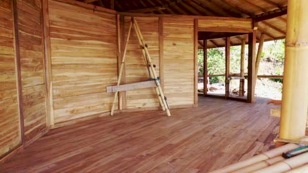 Nouvelle maison en bois en construction. Fermer les toits avec des bardeaux de bois usés et altérés — Video