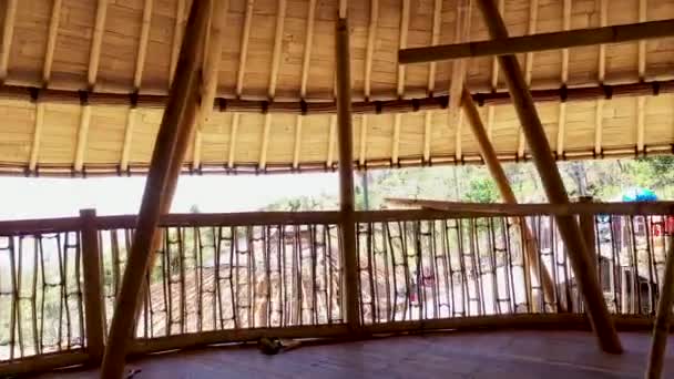 Bambu kulübelerinin yapısı. Bambu kulübesi. Yaşamak için bambu kulübeleri. Çatının parçası bambudan yapılmıştır. Deniz ve tropikal sahil manzarası — Stok video