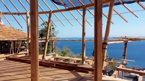 În interiorul unei case de lemn în construcție. Fotografie detaliată a unei construcții de acoperiș din lemn suprapuse — Videoclip de stoc