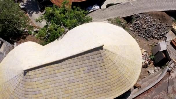 Αεροφωτογραφία της κατασκευής στέγης με ξύλινη επένδυση. Κοντινές στέγες με φθαρμένα και ξεπερασμένα ξύλινα βότσαλα. Ξύλινη υφή και γεωμετρικά σχέδια — Αρχείο Βίντεο