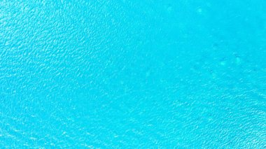 Turkuaz su dokusu. Yukarıdan aşağıya insansız hava aracı atışı