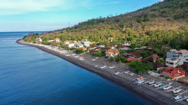 Sulla costa della baia di Amed. Veduta aerea drone per calmare il mare in Amed, Bali, Indonesia — Foto Stock