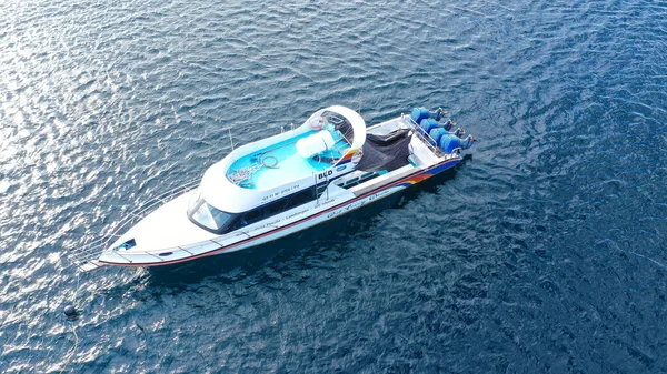 Bali, Indonesië, 3 oktober 2021. Luchtfoto van boven het cruiseschip geparkeerd in het midden van de oceaan in de schemering te wachten op de volgende reis aan de baai van tropisch eiland Serangan Bali Indonesië — Stockfoto