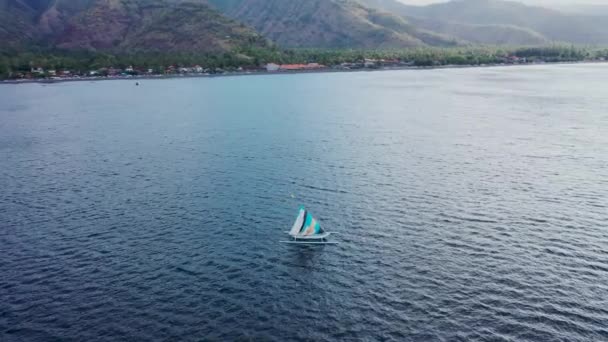 Flygsidan utsikt typiska fiske segelbåt på lugnt hav nära Bali ön. Uppfödning — Stockvideo