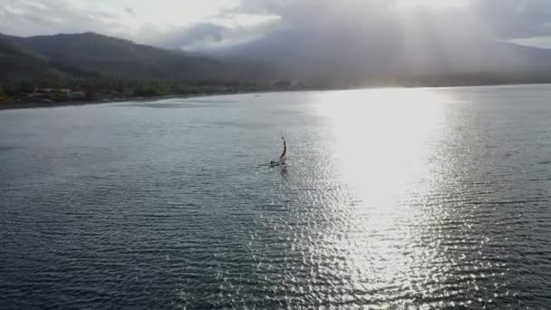 Sylwetka łodzi rybackiej z rybakami Żeglarstwo o zachodzie słońca na morzu — Wideo stockowe