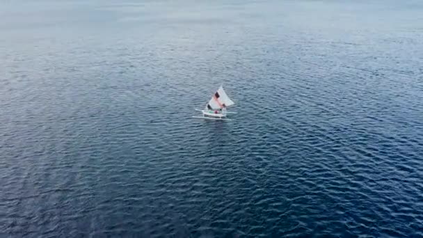 Dron rotující kolem plachtění tradiční rybářské lodi s plachtou. Vítr poháněný jukung s napnutou plachtou — Stock video