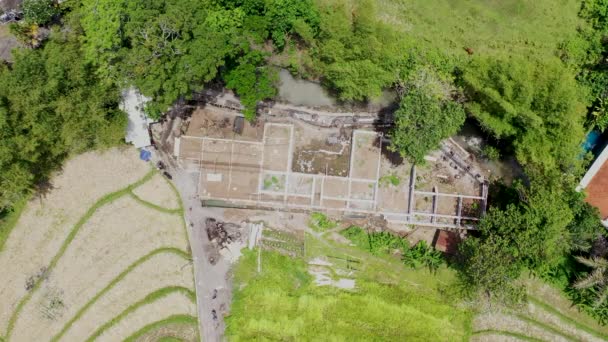 Sitio de construcción de arriba hacia abajo en el área verde. Construcción de cimientos de hormigón para una nueva casa junto al río — Vídeo de stock