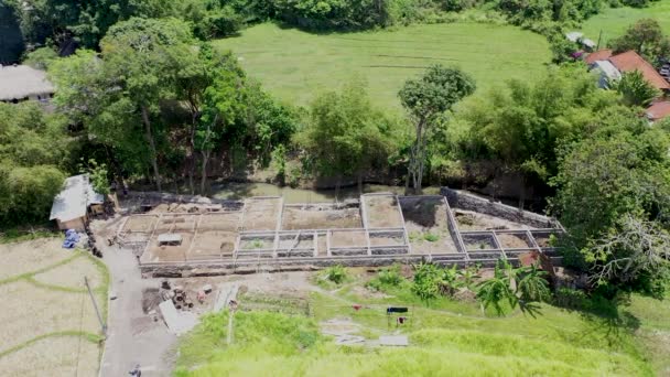 Vista aerea superiore dei lavoratori edili lavorano nell'area di costruzione del progetto con materiale tondino in acciaio per costruire la struttura di fondazione palificazione. Le persone con abiti di sicurezza camminano su marciapiedi di cemento — Video Stock