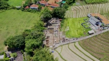 Nehir kıyısındaki yeşil bir alanda hava rotasyon binası temelleri