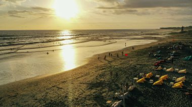 Canggu, Bali 'de gün batımında Echo Sahili' nde insansız hava aracı vuruldu.
