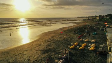 Canggu, Bali 'de gün batımında Echo Sahili' nde insansız hava aracı vuruldu.
