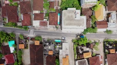 Canggu şehrinde arabalar ve bisikletler Bali Adası 4k İHA uçuşunda.