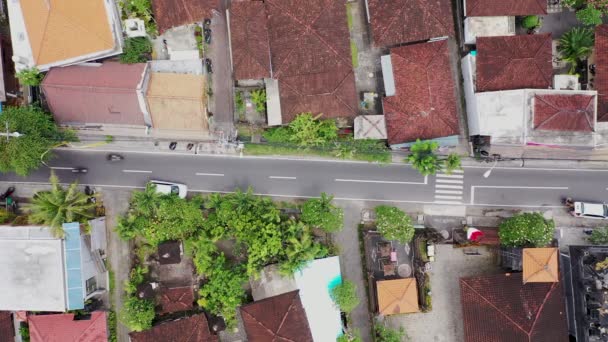 Shora dolů letecký pohled na provoz na křižovatce v Jalan Padang Lingjong silnici v Canggu, Bali, Indonésie — Stock video
