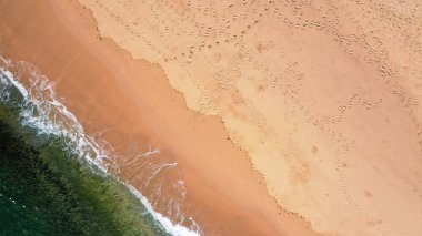 Plaj ve okyanus üst görünümünden bir arka plan olarak. Üst görünümden azure su arka planı. Havadan yaz deniz manzarası. Gili Meno adası, Endonezya. Seyahat - resim