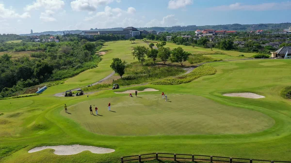 Flygfoto av vacker golfbana på igenväxta klipptopp i solig lyx turistort på paradisön Bali, Indonesien — Stockfoto