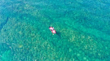 Endonezya, Bali 'deki Balangan plajındaki sörfçülerin hava görüntüsü