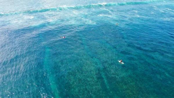 Clip panoramique de surfeur chevauchant un océan bleu vagues et à la fin tombe. Balangan Beach, Bali, Indonésie — Photo