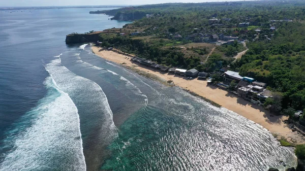 Vista dall'alto della bellissima spiaggia tropicale Balangan Beach, Bali, Indonesia. Incredibile costa sabbiosa con mare turchese e onde schiumose. Bella vista aerea di spiaggia di sabbia bianca e texture superficie dell'acqua — Foto Stock