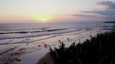 Bali Echo Sahili 'nde Günbatımı insansız hava aracı ilerliyor. Bali, Endonezya