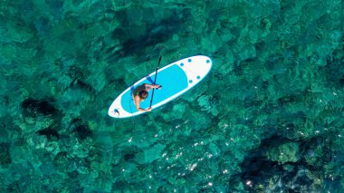 paddle kurulu kadın paddleboarding hawaii ayakta mutlu paddleboard mavi su üzerinde ayağa kalk. Genç karışık ırk asian beyaz kadın modeli yaz üzerinde Hawaii plajda tatil seyahat tatil