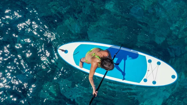 Stand up paddle board mujer paddleboarding en Hawaii de pie feliz en el paddleboard en el agua azul. Joven mezcla raza asiática caucásico modelo femenino en hawaiano playa en verano vacaciones viaje — Foto de Stock