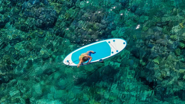 Levante-se paddle board mulher paddleboarding no Havaí de pé feliz em paddleboard em água azul. Jovem raça mista asiática branca modelo feminino na praia havaiana em férias de verão viagem de férias — Fotografia de Stock